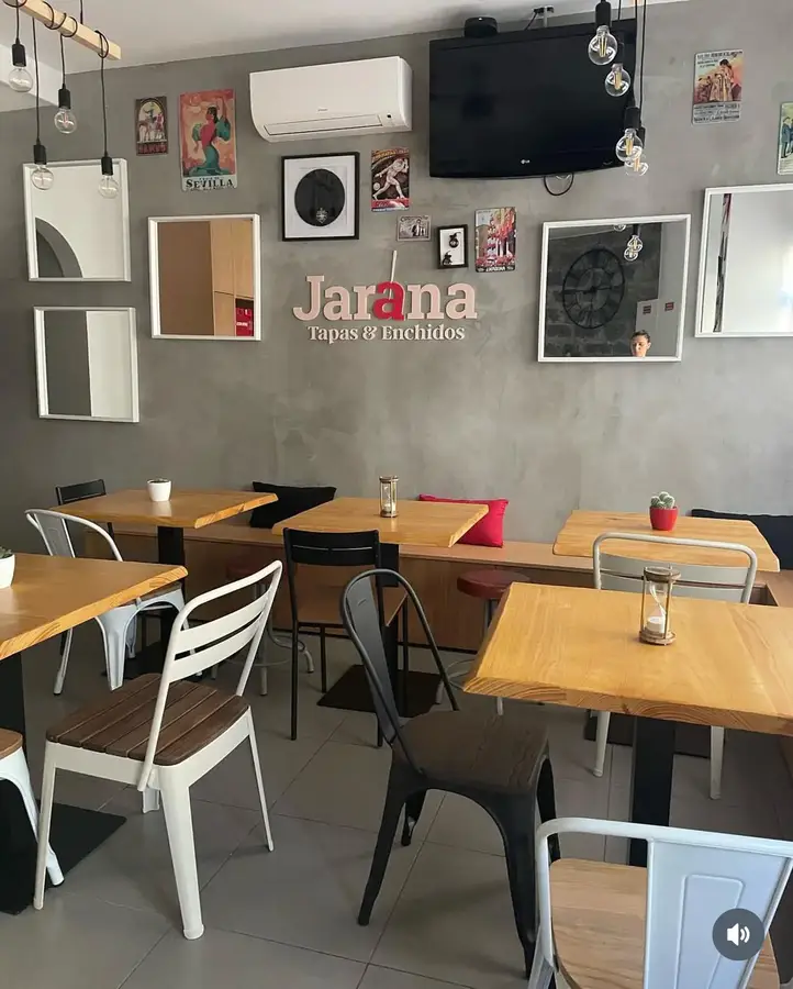 Sala do restaurante Jarana concluída, com mesas de madeira