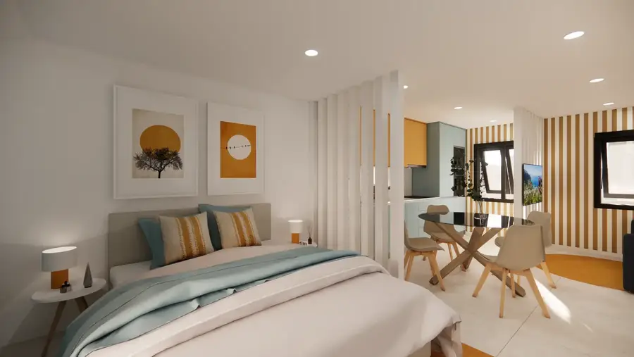 Quarto com colcha mostarda e quadros